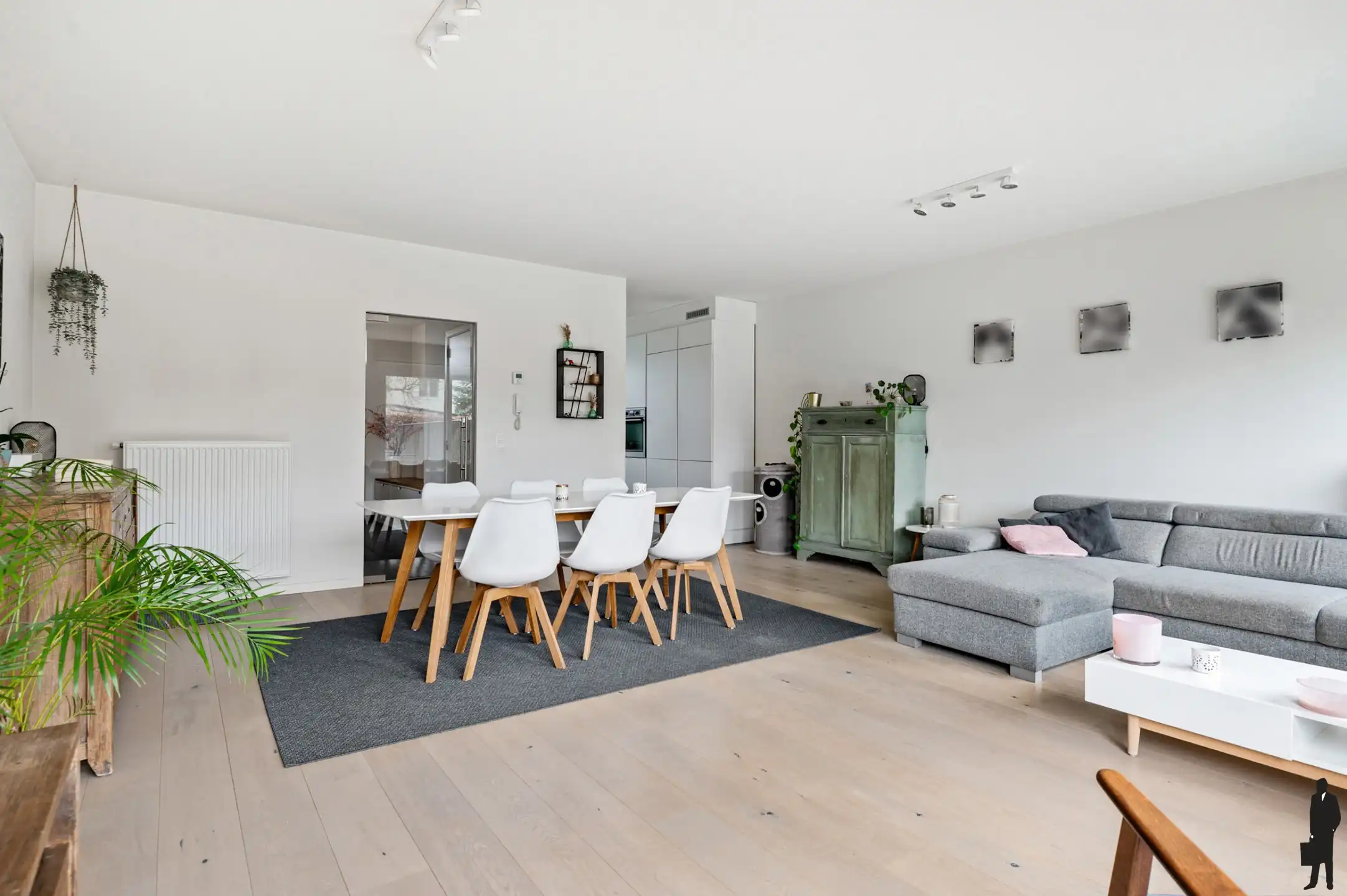 Instapklare woning met 4 slpks, ZO tuin en dubbele garagebox foto 3