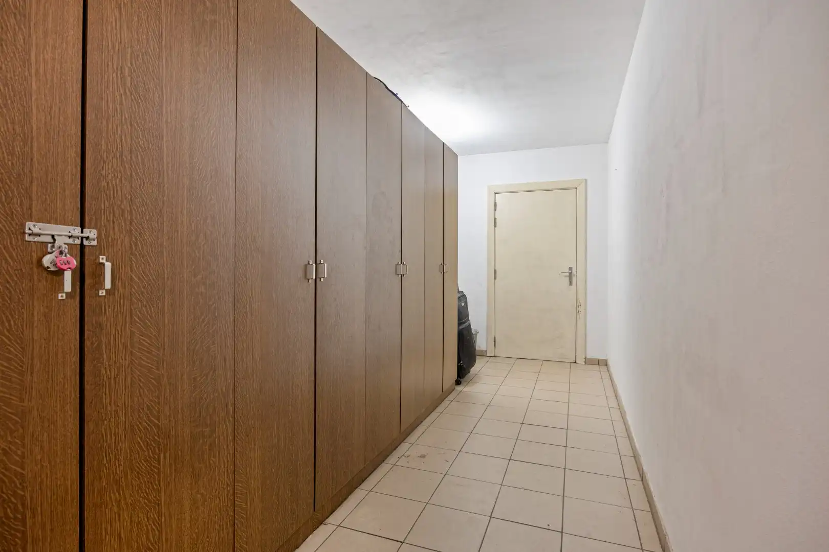 Ruim gelijkvloers appartement met 3 SLPKS, tuin en twee overdekte staanplaatsen !  foto 18