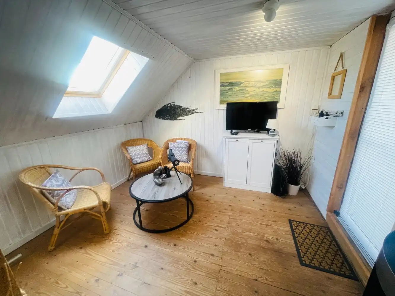 Zeebrugge op 50meter van het strand Uiterst charmante totaal gerenoveerde RUIM WOONHUIS met 5 SLAAPKAMERS en 3 BADKAMERS en 3 TERRASSEN. Grote troef is 2 AUTOSTAANPLAATSEN en ruime GARAGE.&nbsp; Oprit, grote garage, werkplaats, plaats voor fietsen, ingerichte STUDIO met tuintje op het zuiden. &nbsp;1éV:&nbsp; Zalige living , ingerichte open keuken, uitgevend op een groot zonneterras.Long island style. 2é V: 3 leuke slaapkamers , 2 badkamers. Onder het dak&nbsp; 4 é slaapkamer uitgevend op mooi terras met prachtig vergezicht.Bebouwde oppervlakte van 230 m2 Grondoppervlakte is 137m2 Magnifiek, Perfect onderhouden&nbsp; Juist verhuizen ! Zalig Wonen!&nbsp; Zowel hoofverblijfplaats, als vakantieverblijf aan Zee . foto 21