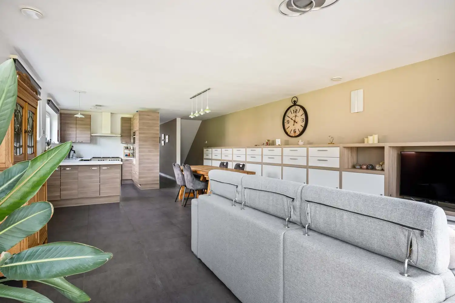 Ruim, energiezuinig appartement met souterrain, 4 slaapkamers, tuin en aanhorende grond in Wijnegem! foto 8