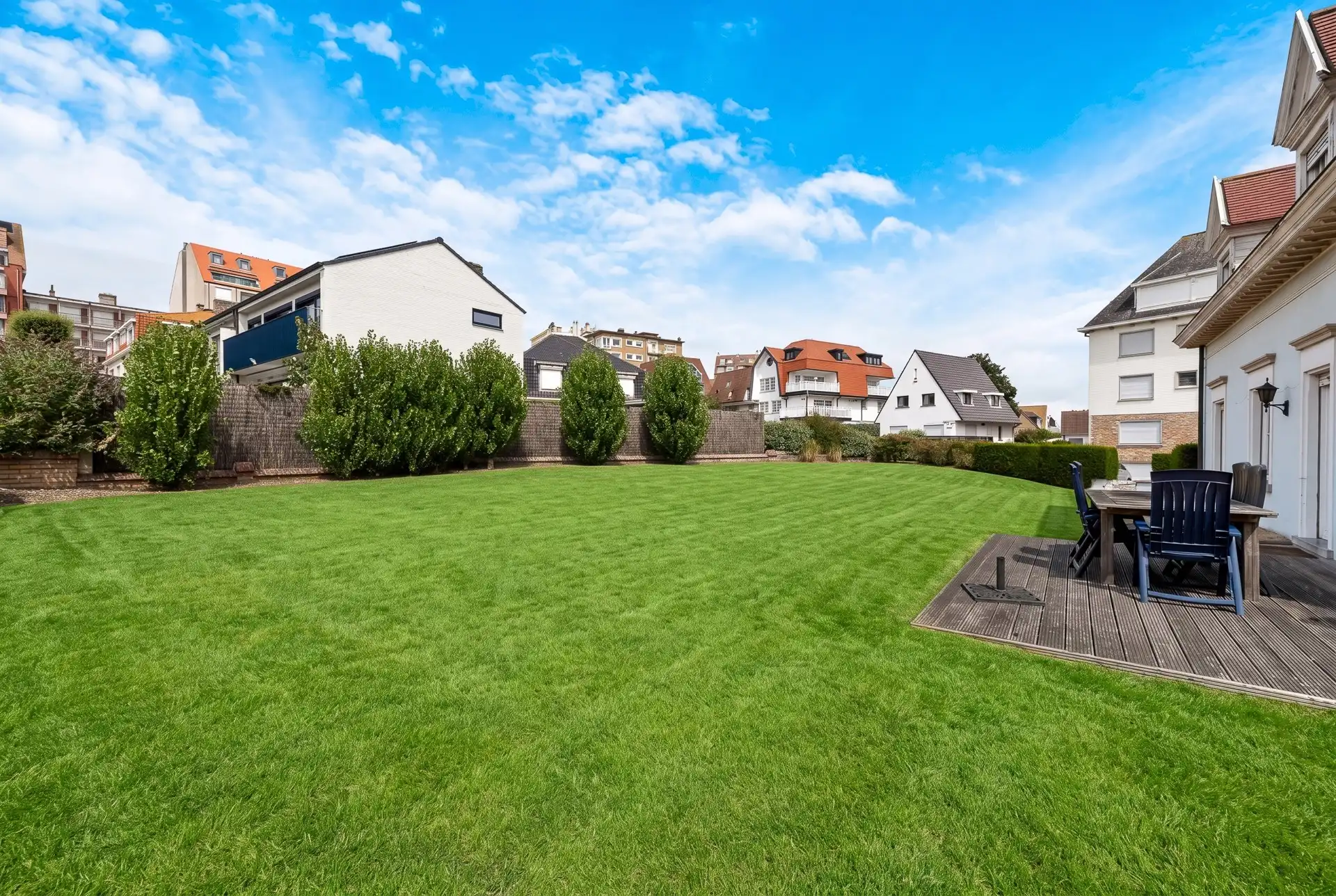 Majestueuze villa op toplocatie en 919m² grond, op slechts 150 meter van het strand foto 44