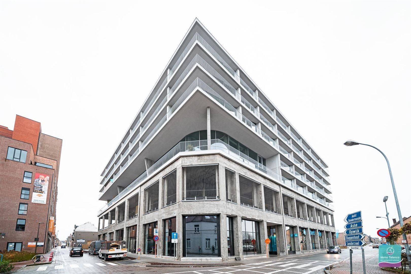 App 1 slpk met dressing/bureau, terras en autostaanplaats foto {{pictureIndex}}