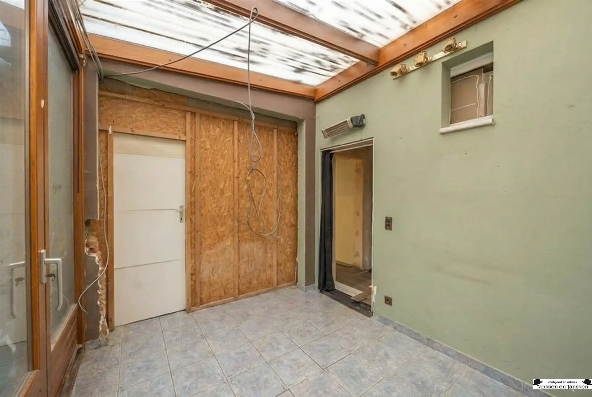 Deels gerenoveerd appartement in het centrum van Merksem! foto 13