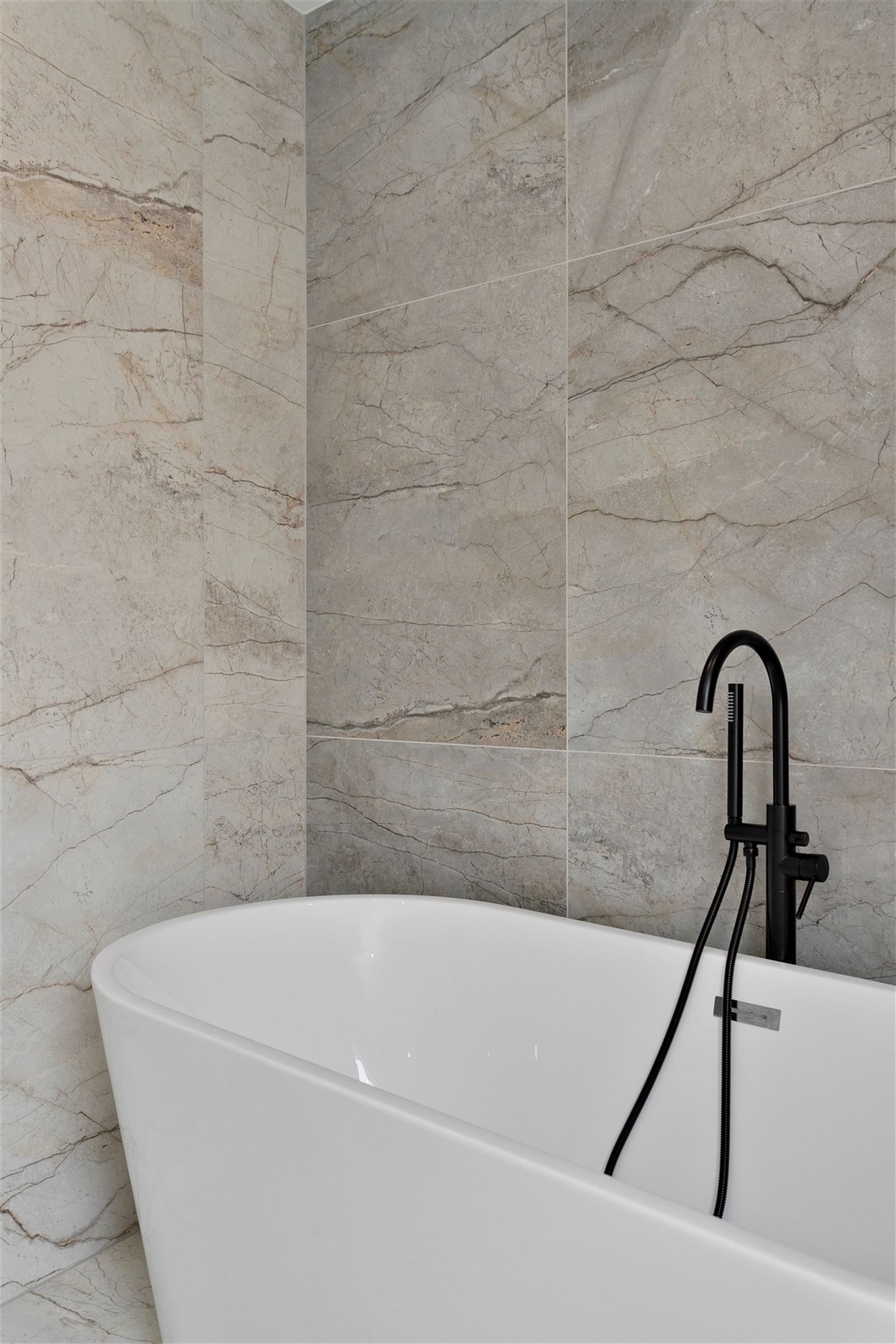  RUIM - KARAKTERVOL TRIPLEX appartement met 4 SLPK | vlakbij Berchem station. foto 14