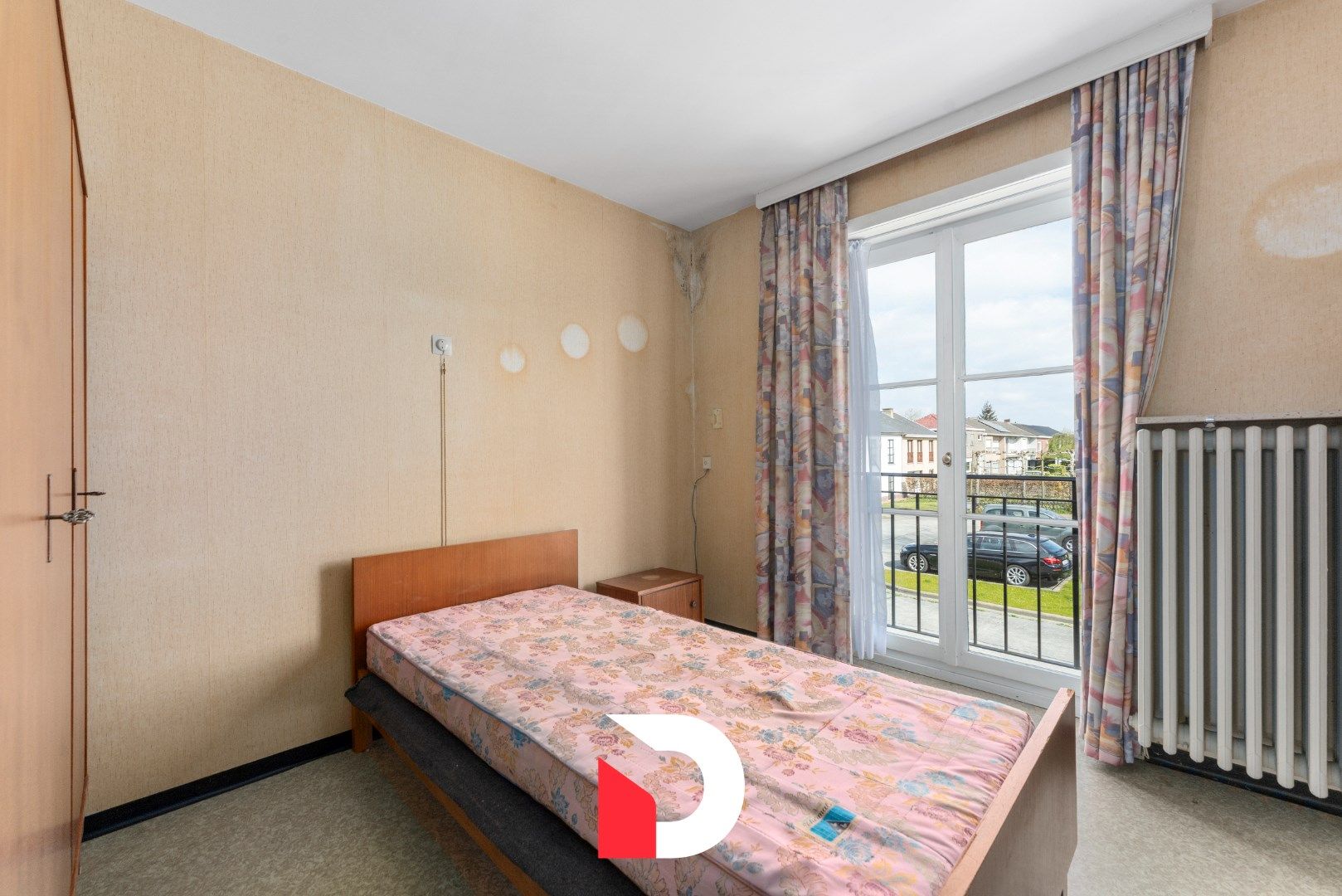 Deze statige halfopen woning is gelegen op een gegeerde en kindvriendelijke buurt te Oostkamp. foto 9
