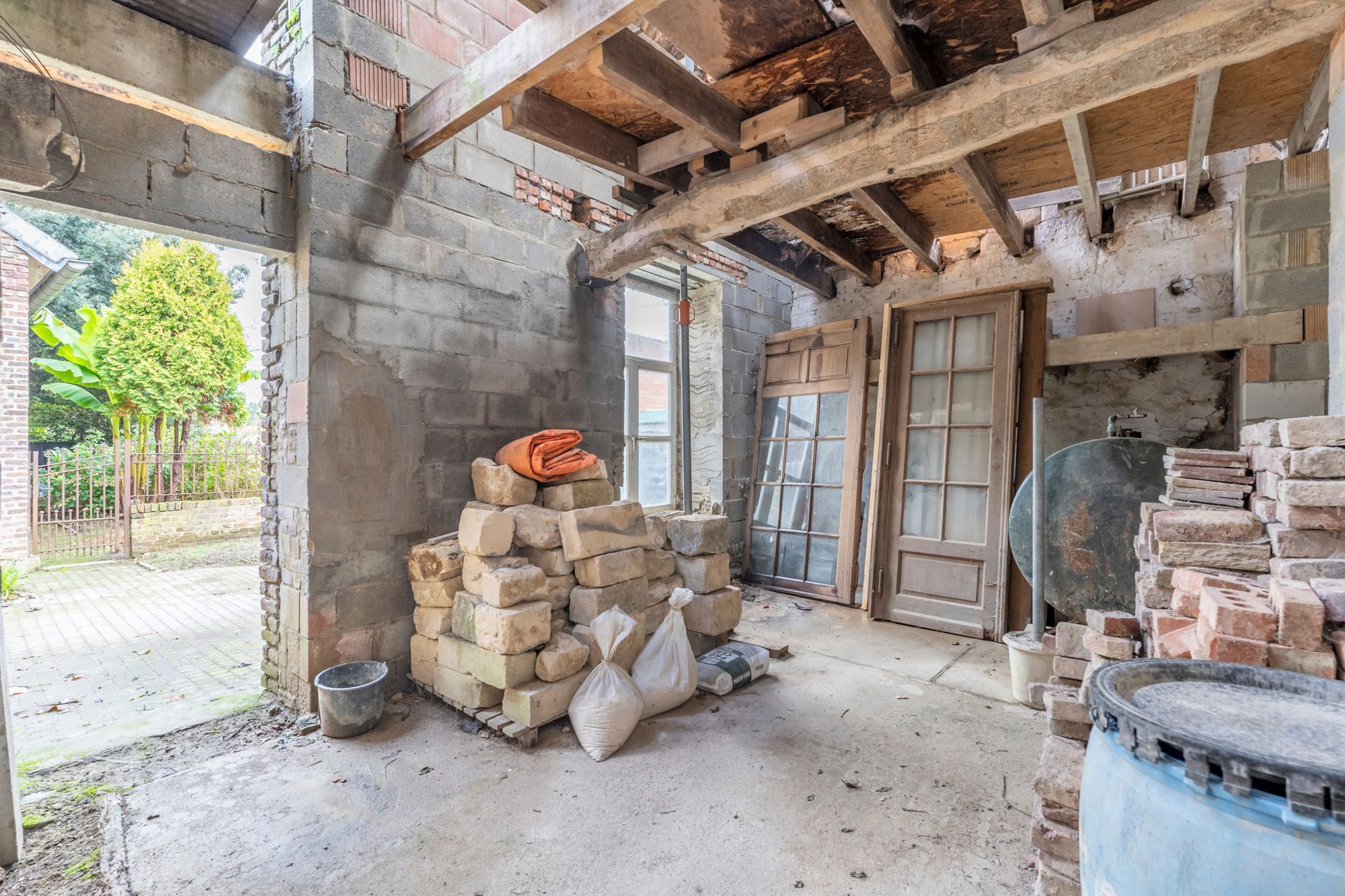 Deels Gerenoveerde Dorpshoeve met Veel Mogelijkheden foto 17