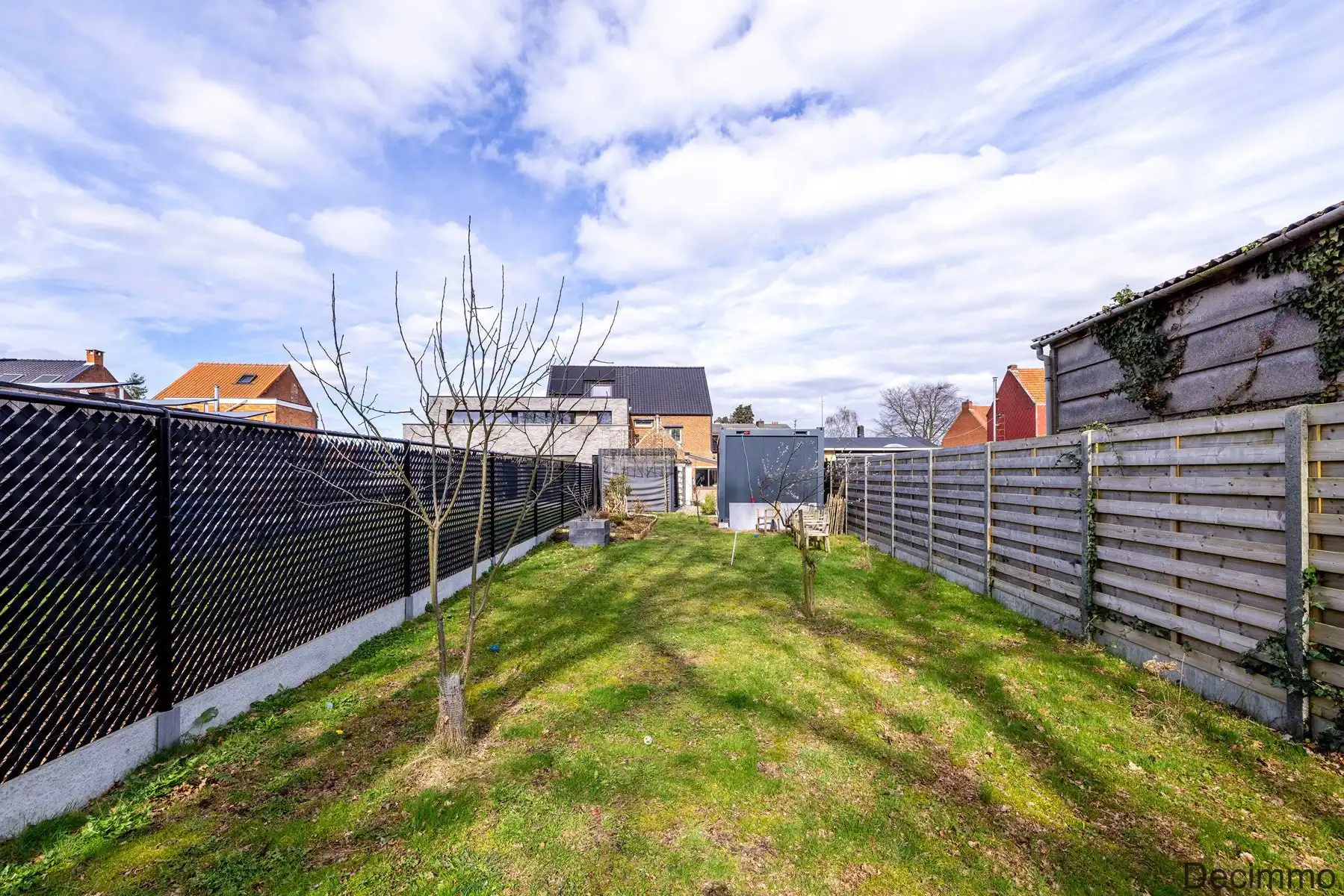 Deels gerenoveerde woning met 3 slpks en ruime zolder op ca. 470 m² grond. foto 2