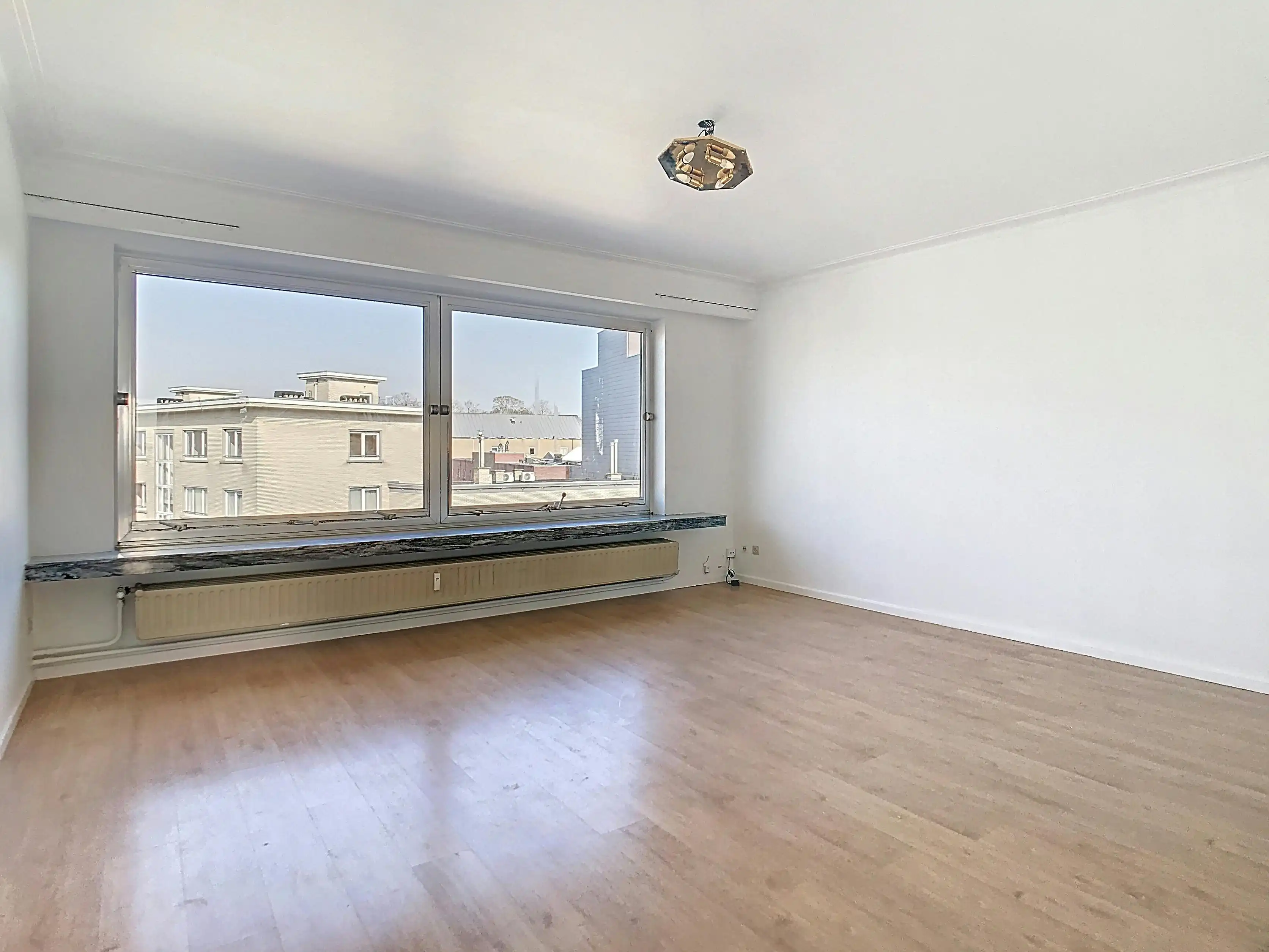 Lichtrijk en centraal gelegen ruim appartement met garage foto 3