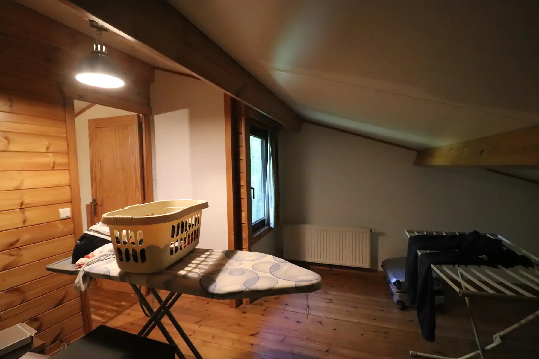 Een weekendverblijf met verdieping en met terras, carport en tuin. foto 13