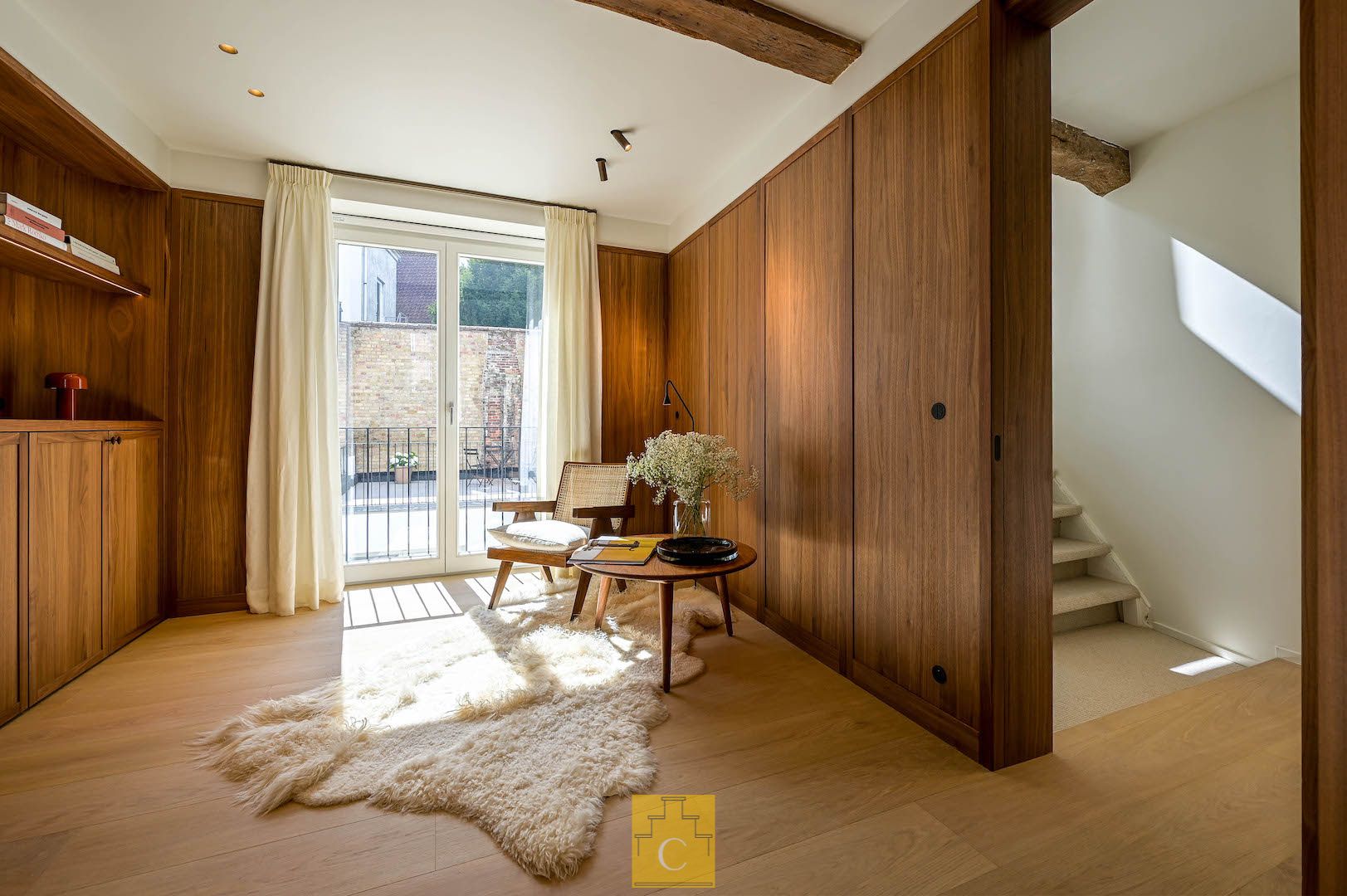 pas gerenoveerd diephuis op iconisch stadsplein, een meesterwerk van historiek en hedendaagse luxe foto {{pictureIndex}}