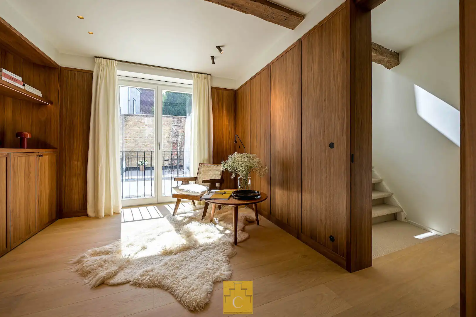 pas gerenoveerd diephuis op iconisch stadsplein, een meesterwerk van historiek en hedendaagse luxe foto {{pictureIndex}}