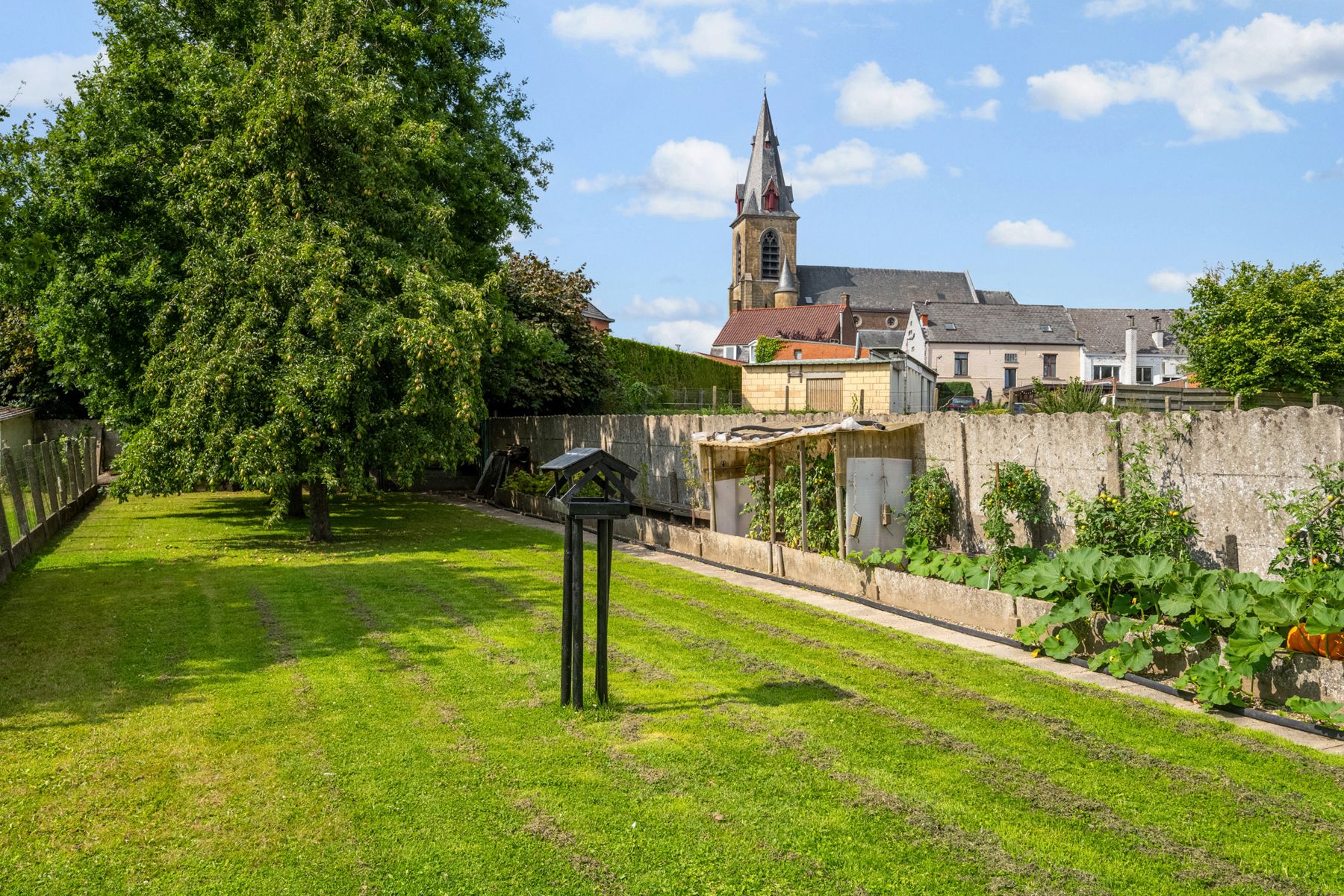 Te koop woning met inpandige garage, 4slpk's  en grote tuin  foto 3