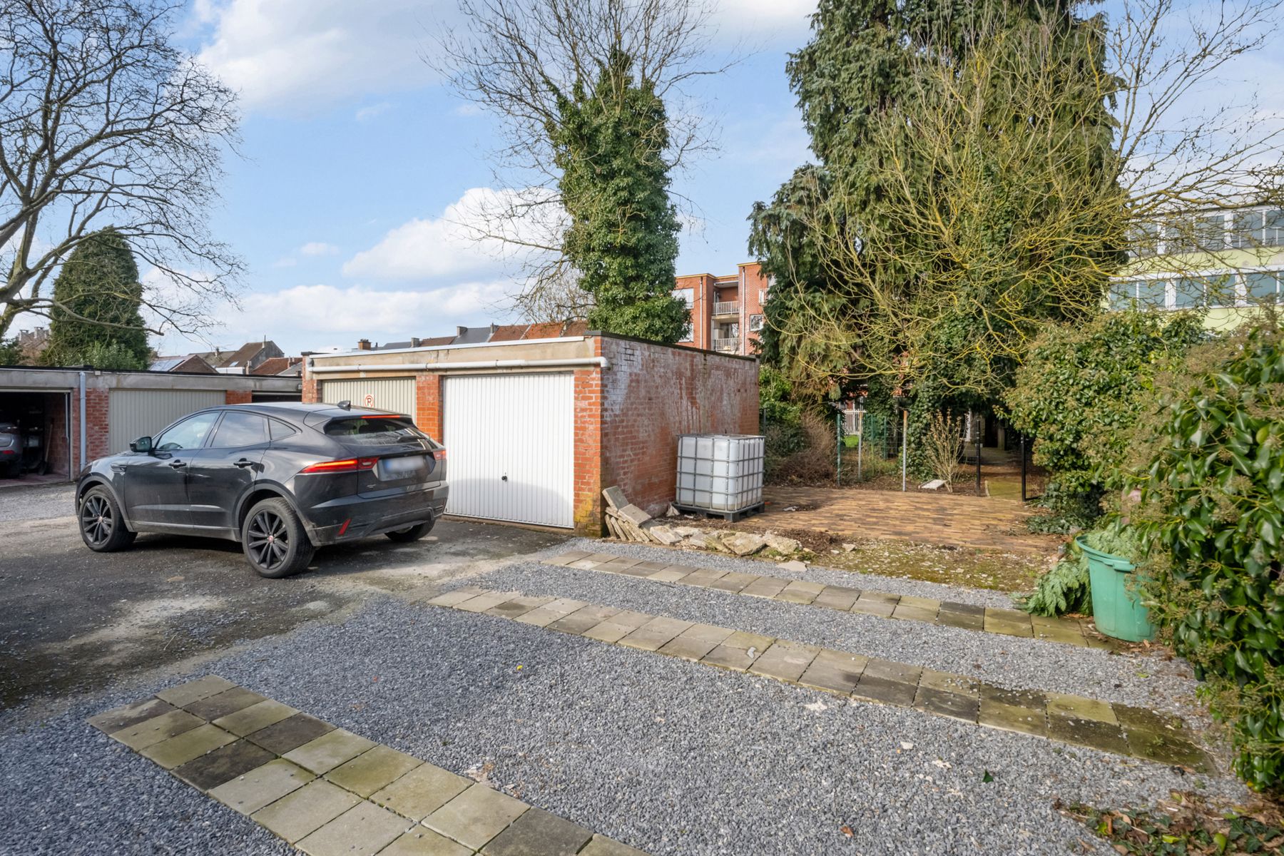 Deels te renoveren Herenwoning met 6 slpks en grote tuin. foto 21