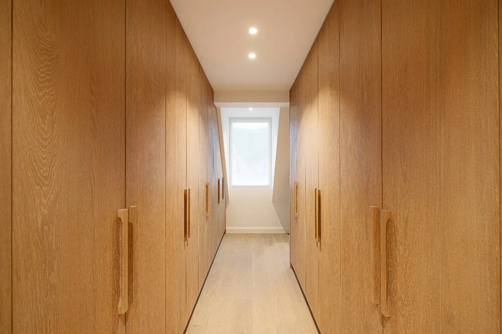 Ruime en elegante alleenstaande villa met luxe afwerking en zonnige tuin foto 19