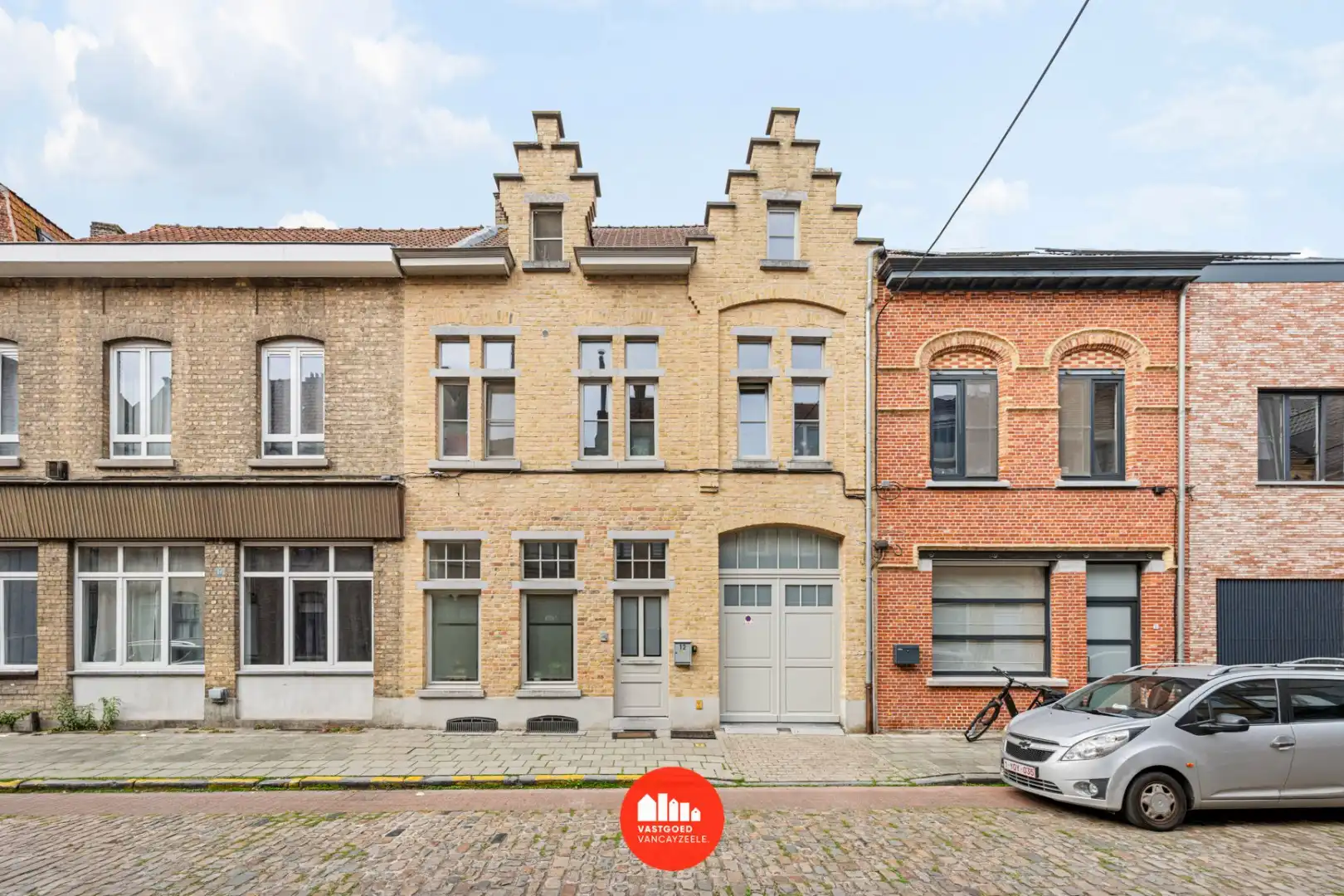 Karaktervolle ruime herenwoning met grote garage in het Ieper centrum. foto {{pictureIndex}}