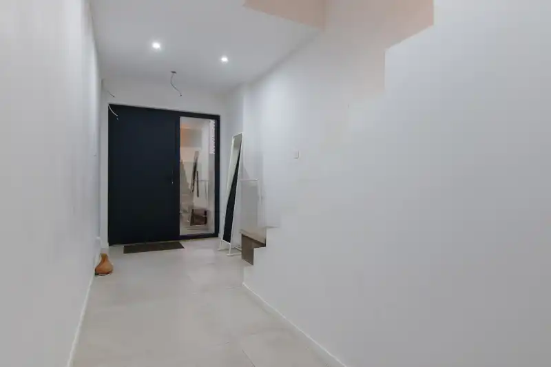 Voll gerenoveerde woning met 5 slpk 3 badk foto 3