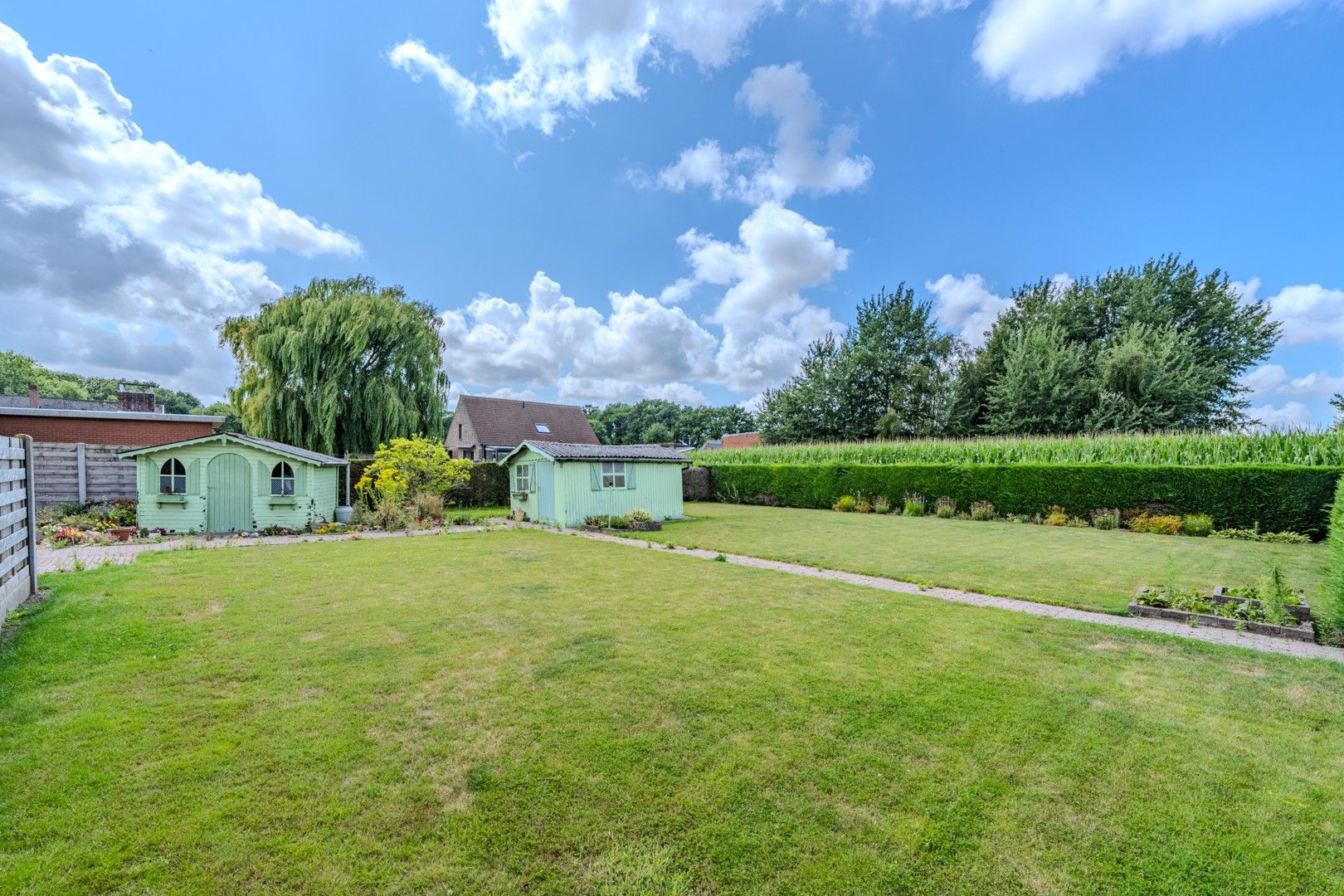 Te renoveren bungalow op ruim perceel foto 4