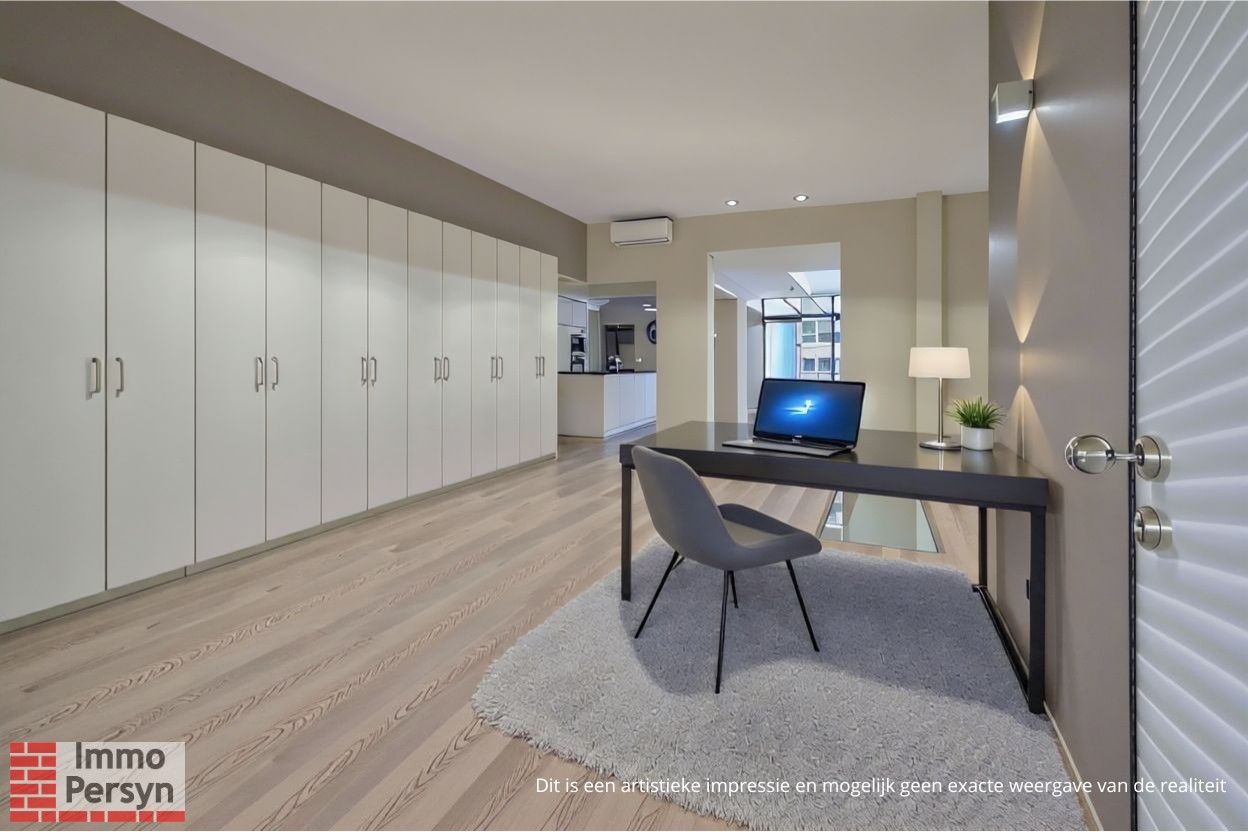 Ruim gelijkvloers appartement met tuin en 2 staanplaatsen. foto 12