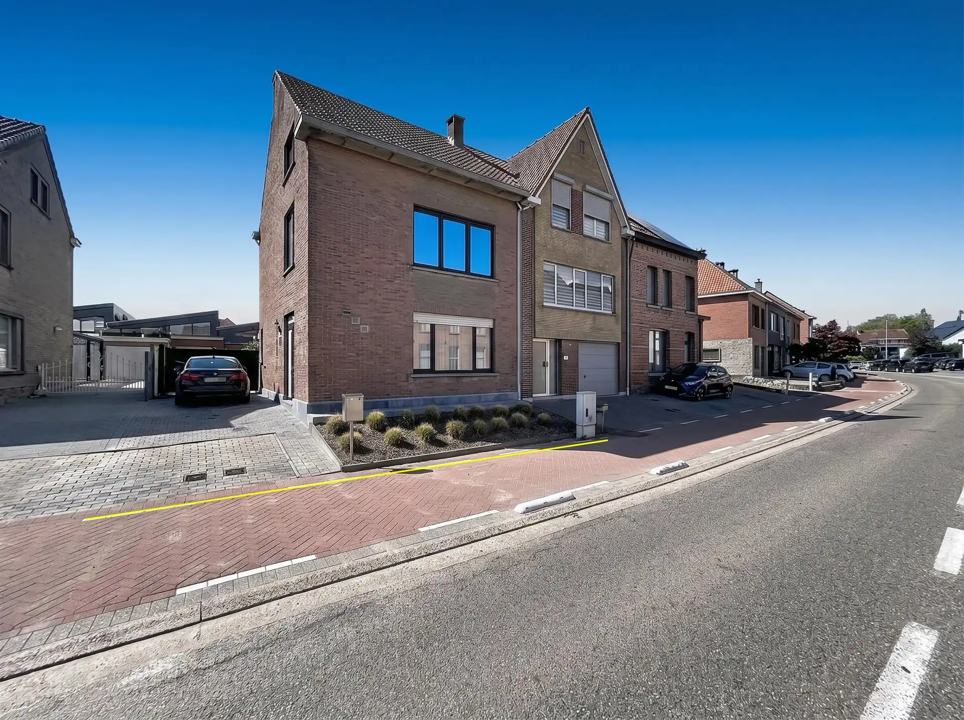 Hoofdfoto van de publicatie: Half open bebouwing met 3 slaapkamers en garage op perceel van 315m²