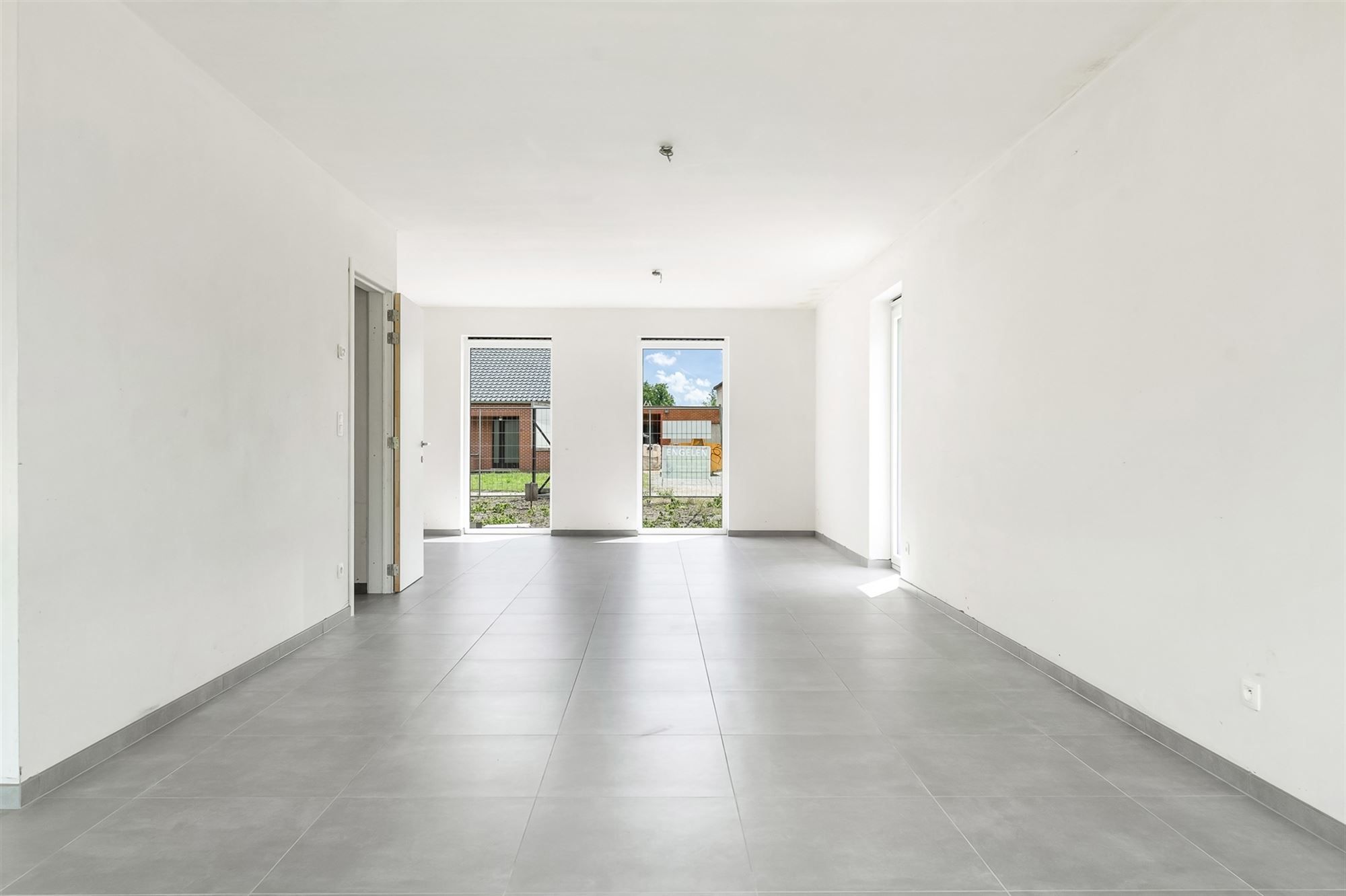 VOLLEDIG AFGEWERKTE NIEUWBOUWWONING IN DOODLOPENDE STRAAT foto 6