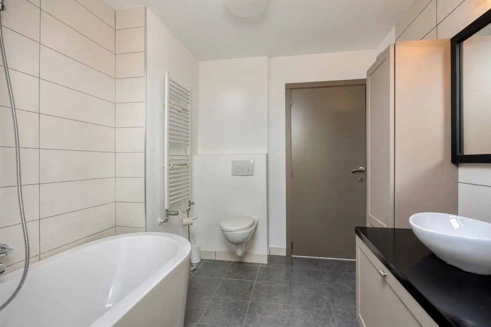 Volledig gerenoveerde 4-slpk woning met garagebox foto 23