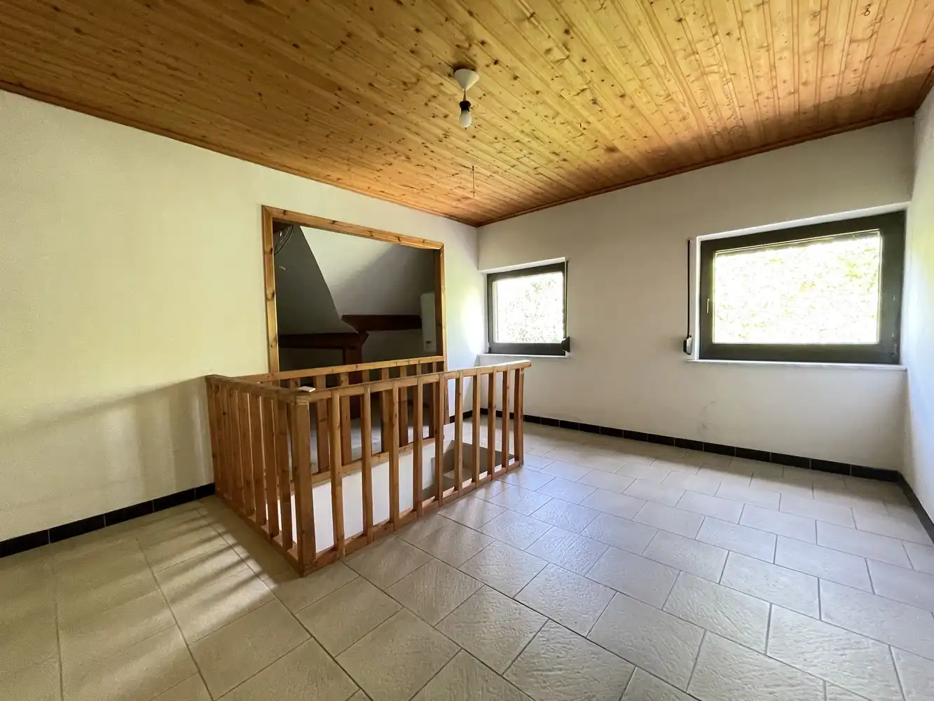 Tweewoonst met mooie tuin en vrijstaande garage foto 8