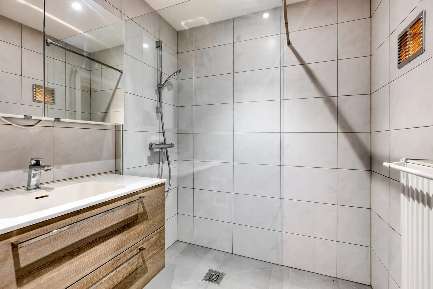 Te renoveren rijwoning met veel potentieel in hartje Genk foto 11