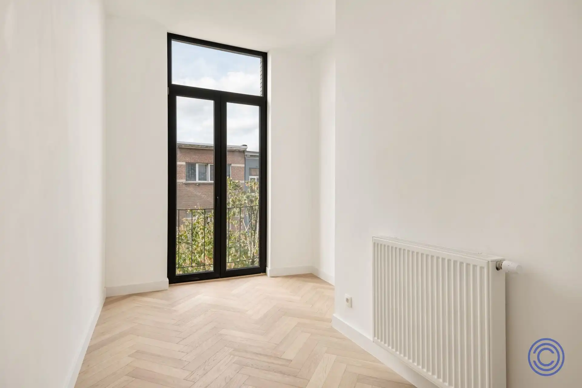 Ruime en volledig gerenoveerde duplex met 3 slaapkamers, bureau en terrassen foto 11