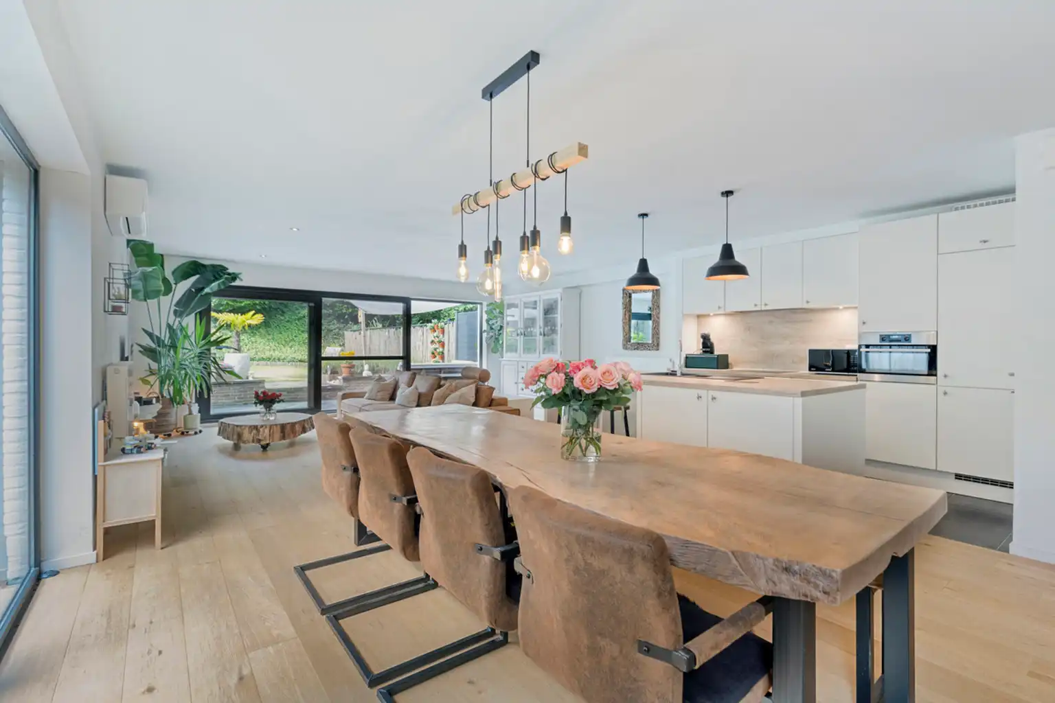 Instapklaar 2-slaapkamerappartement met tuin en garage foto 16