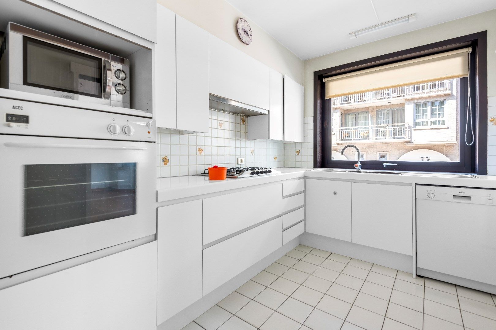 Ruim, ongemeubeld appartement met groot zonneterras achteraan, gelegen op de Kustlaan. foto 6