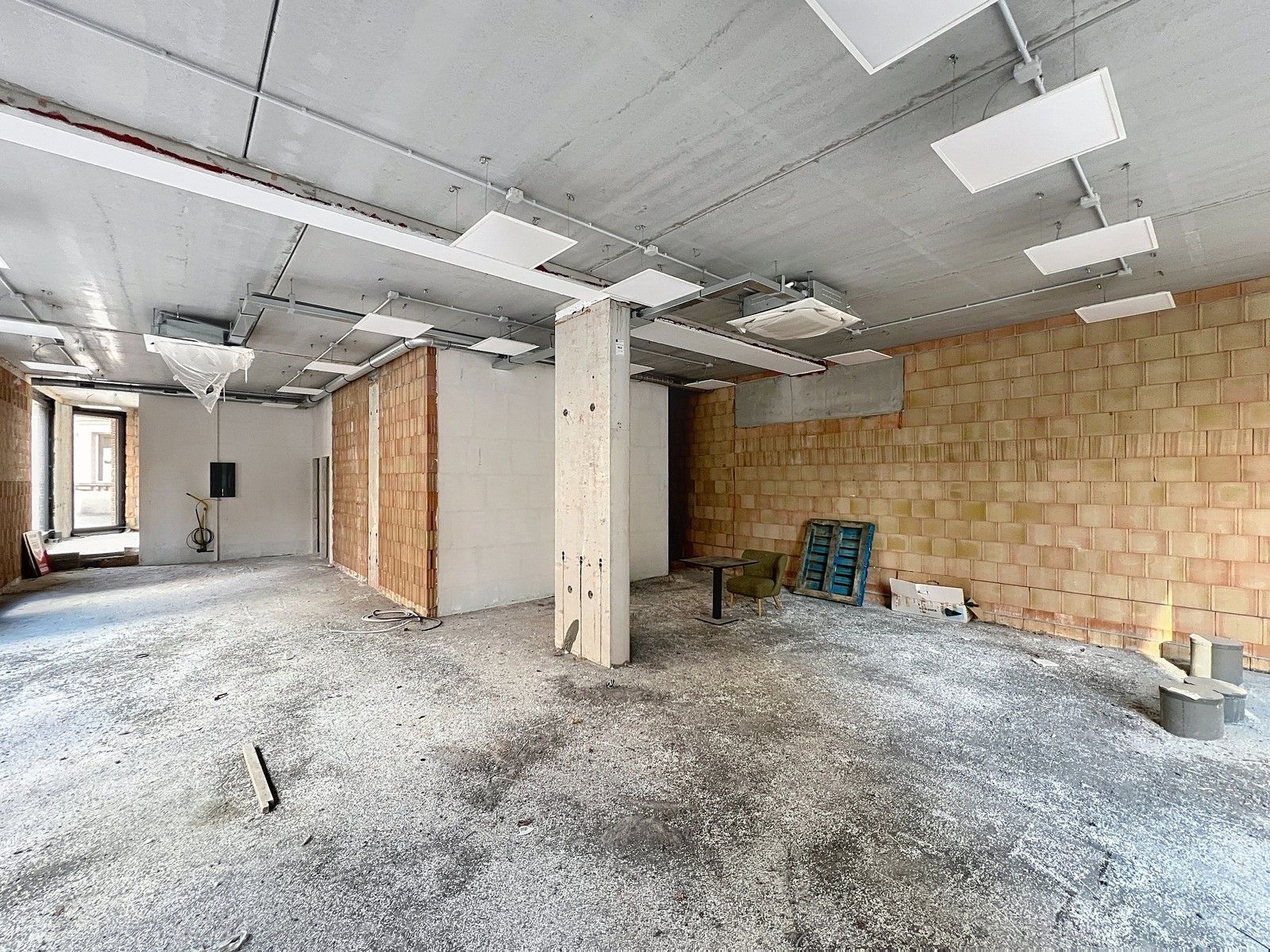 Verder af te werken LICHTRIJK handelsgelijkvloers (± 140m²)  op een HOEK-ligging op 50m van "K in Kortrijk" ! foto 9