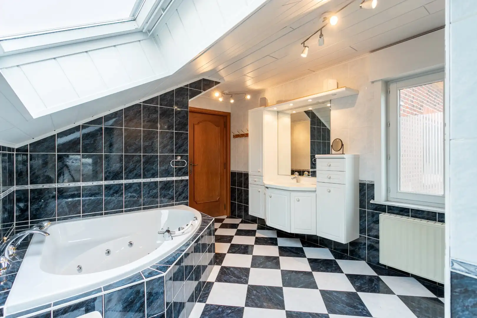 Ruime woning met naastgelegen bouwgrond en loods foto 27