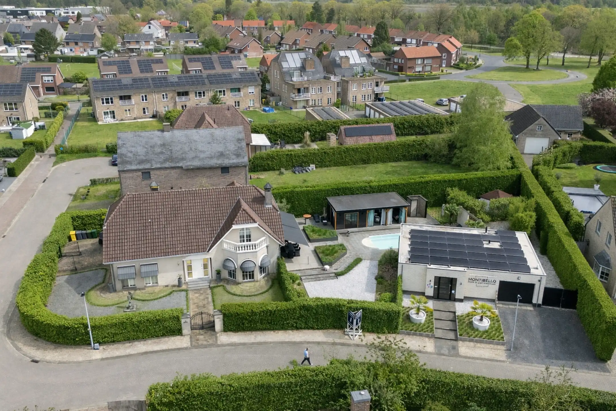 Exclusieve villa met gastenverblijf en zwembad op de grens in Weelde foto {{pictureIndex}}