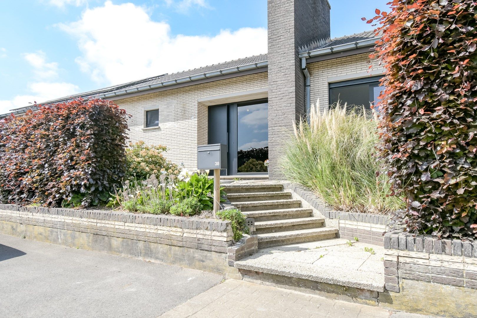 Licht en ruim wonen in Hooglede: instapklare woning! foto {{pictureIndex}}