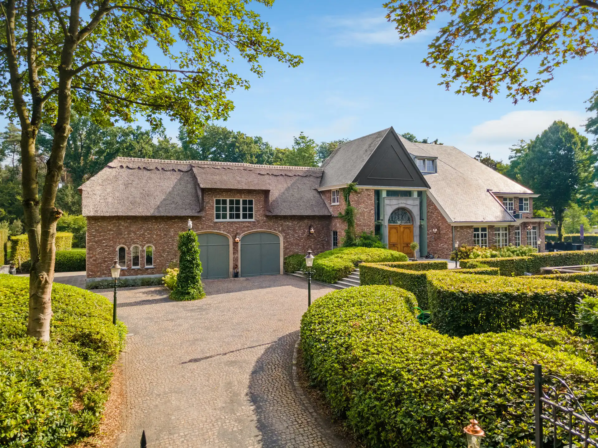 Exclusieve villa met zwembad op een perceel van 6.420 m² foto 2