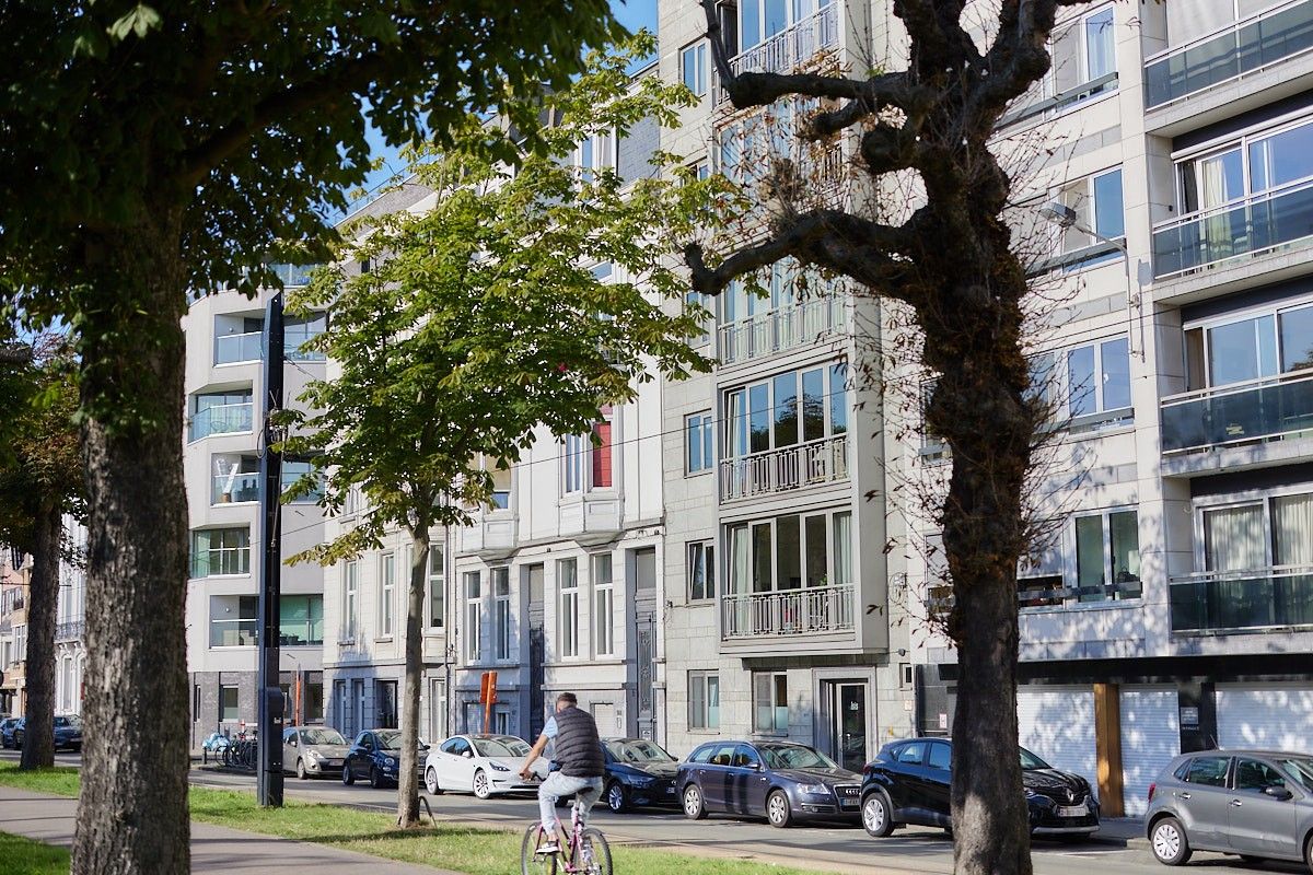 VERKOCHT. Bijzonder sfeervol appartement aan het Zuidpark met drie slaapkamers. foto 24