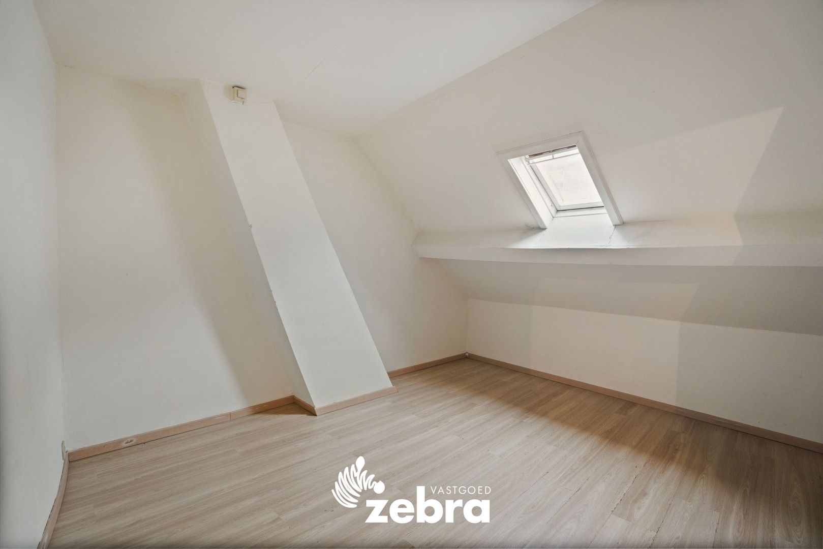 Deels gerenoveerde woning met twee slaapkamers te centrum Tielt! foto 16