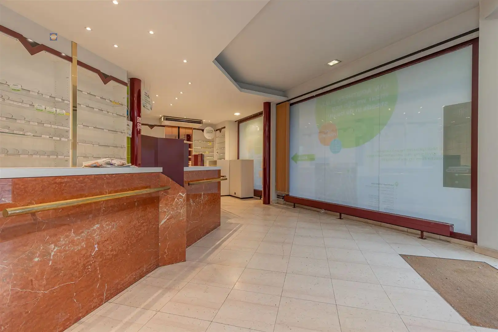 Handelsruimte met appartement foto 4