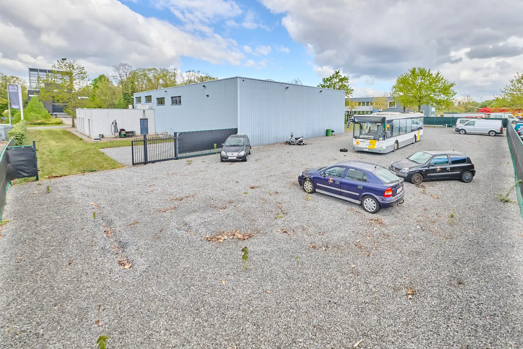 BEDRIJFSGEBOUW MET GROOT BUITENTERREIN IN GENK foto 11