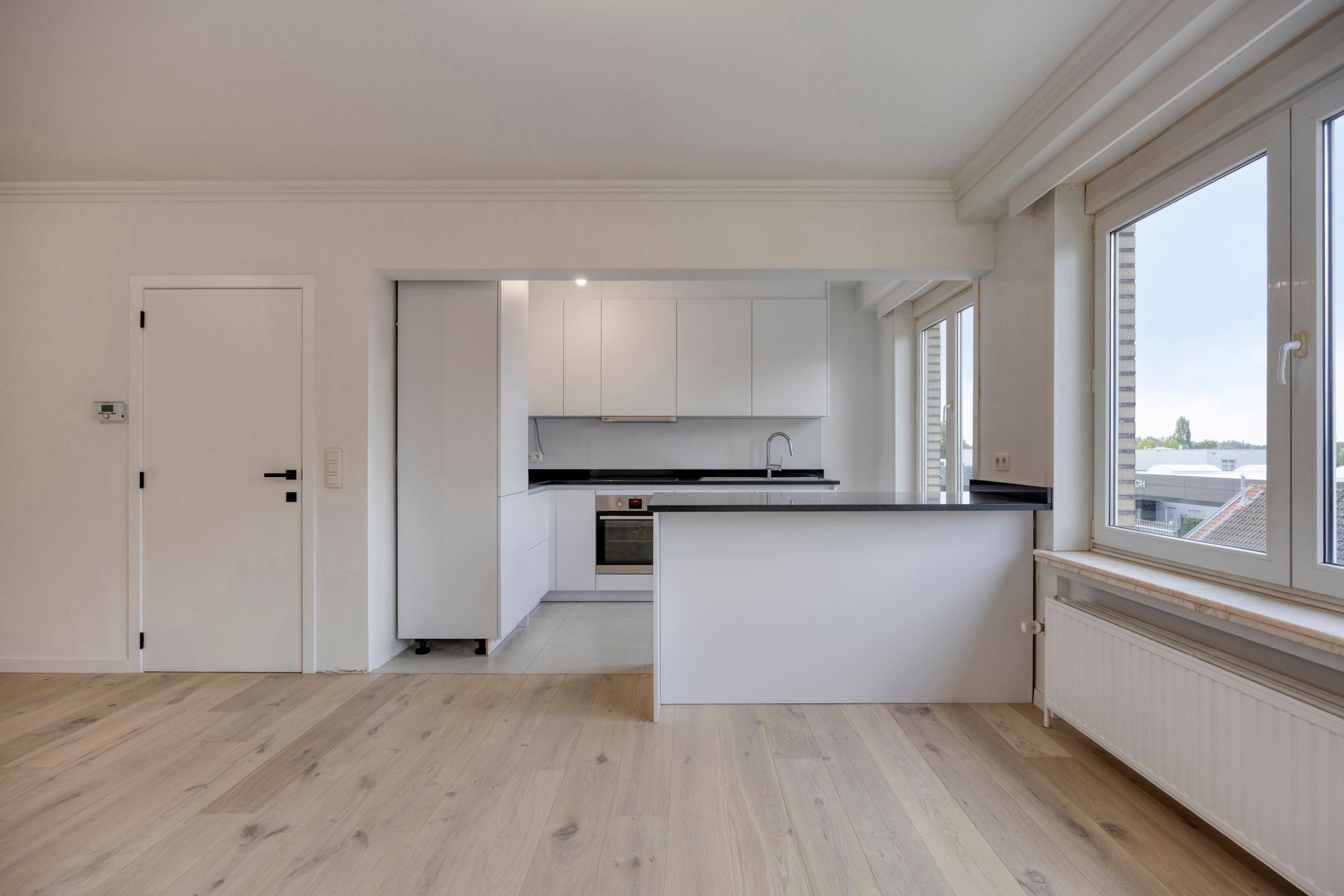 Luxueus gerenoveerd appartement met twee kamers en garage foto 3