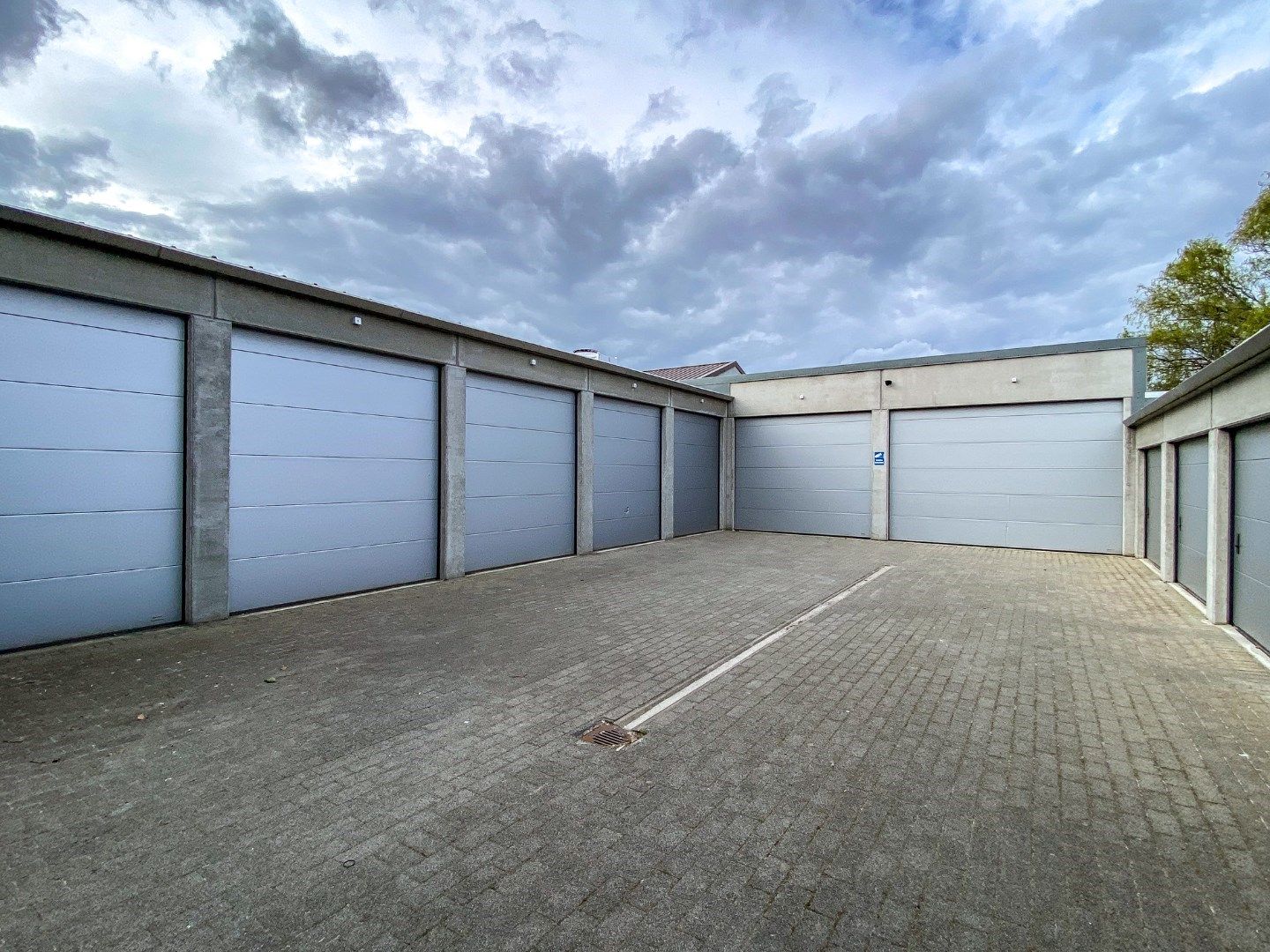Bovengrondse dubbele garage / opslagruimte te huur in Diksmuide. foto 3