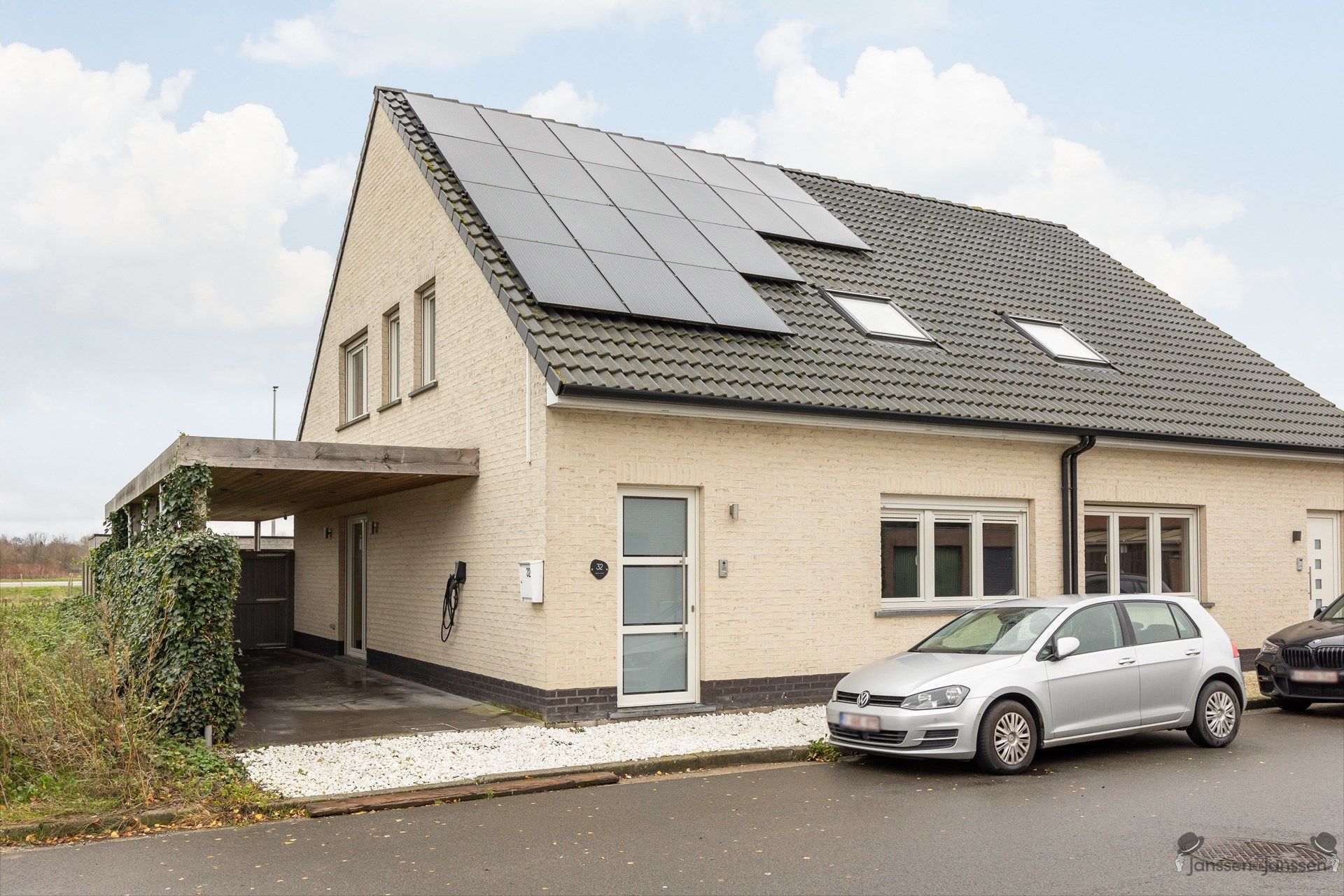 Moderne en energiezuinige gezinswoning met luxe buitenruimte in Hamme  foto {{pictureIndex}}