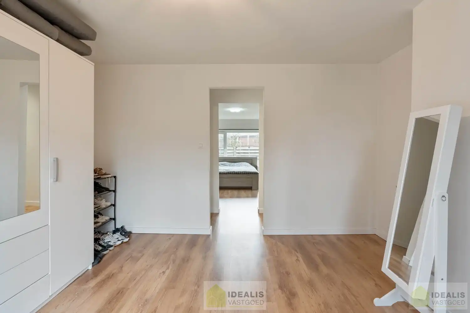 INSTAPKLARE GERENOVEERDE BUNGALOW MET LICHTRIJKE LEEFRUIMTE EN AANSLUITEND ZEER RUIME MODERNE KEUKEN, BADKAMER, VERANDA EN 3 GOEDE SLAAPKAMERS OP EEN KNAP PERCEEL VAN 9A 48A. DAARNAAST IS DE WONING VOLLEDIG ONDERKELDERD! Deze goed ingedeelde woning omvat +-145m² bewoonbare oppervlakte verdeeld over een lichtrijke woonkamer met aansluitend een zeer ruime moderne keuken, badkamer, veranda, 3 goede slaapkamers en tevens is de woning volledig onderkelderd. De woning is gelegen op een aangenaam perceel van 9a 48ca vlakbij het centrum van Bree, op fietsafstand van winkels, horeca en scholen,… Zeer geschikt voor kandidaten op zoek naar een gerenoveerde woning die ruimte en rust biedt doch dicht bij allerlei faciliteiten is gelegen. foto 17