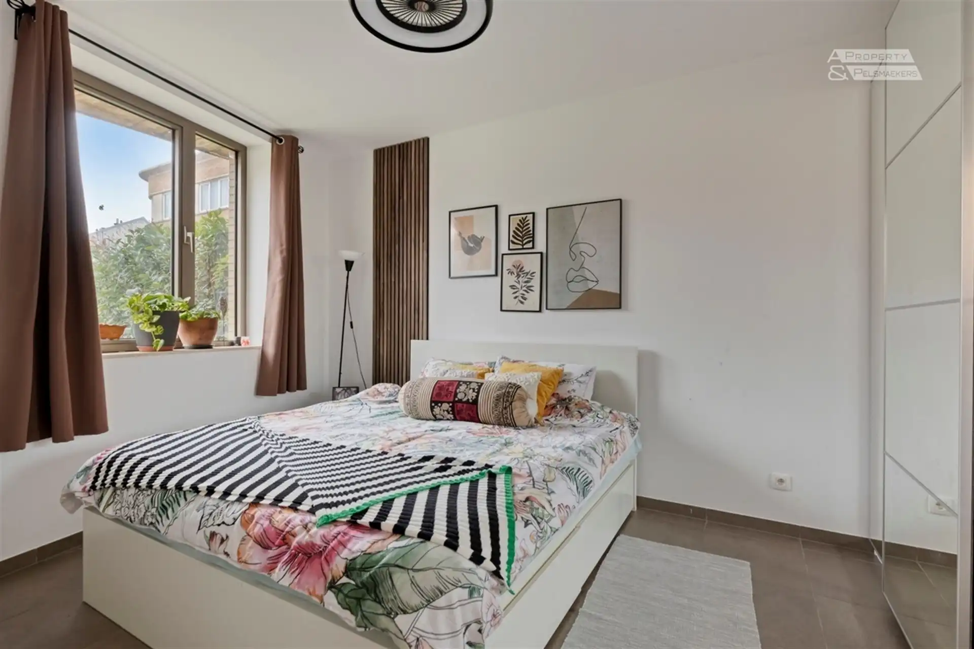 Instapklare gezinswoning met 3 slaapkamers, terras, voortuin en parking foto 11
