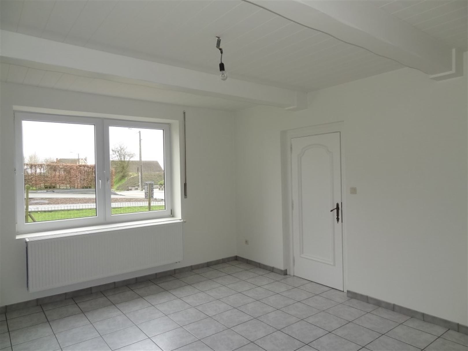 Gerenoveerde woning met 2 slaapkamers, garage en tuin. foto 5