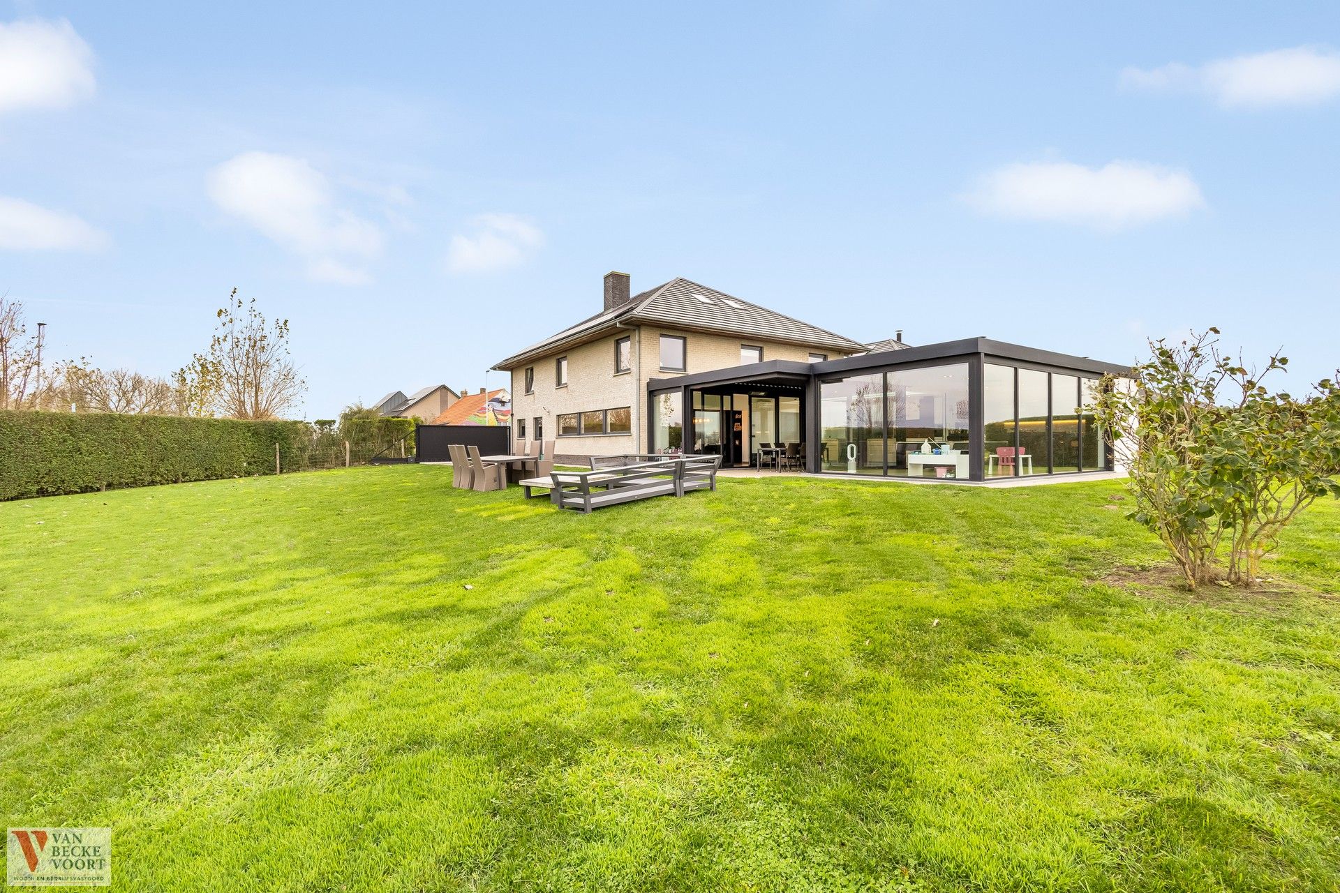 Energiezuinige parel aan de kust foto {{pictureIndex}}