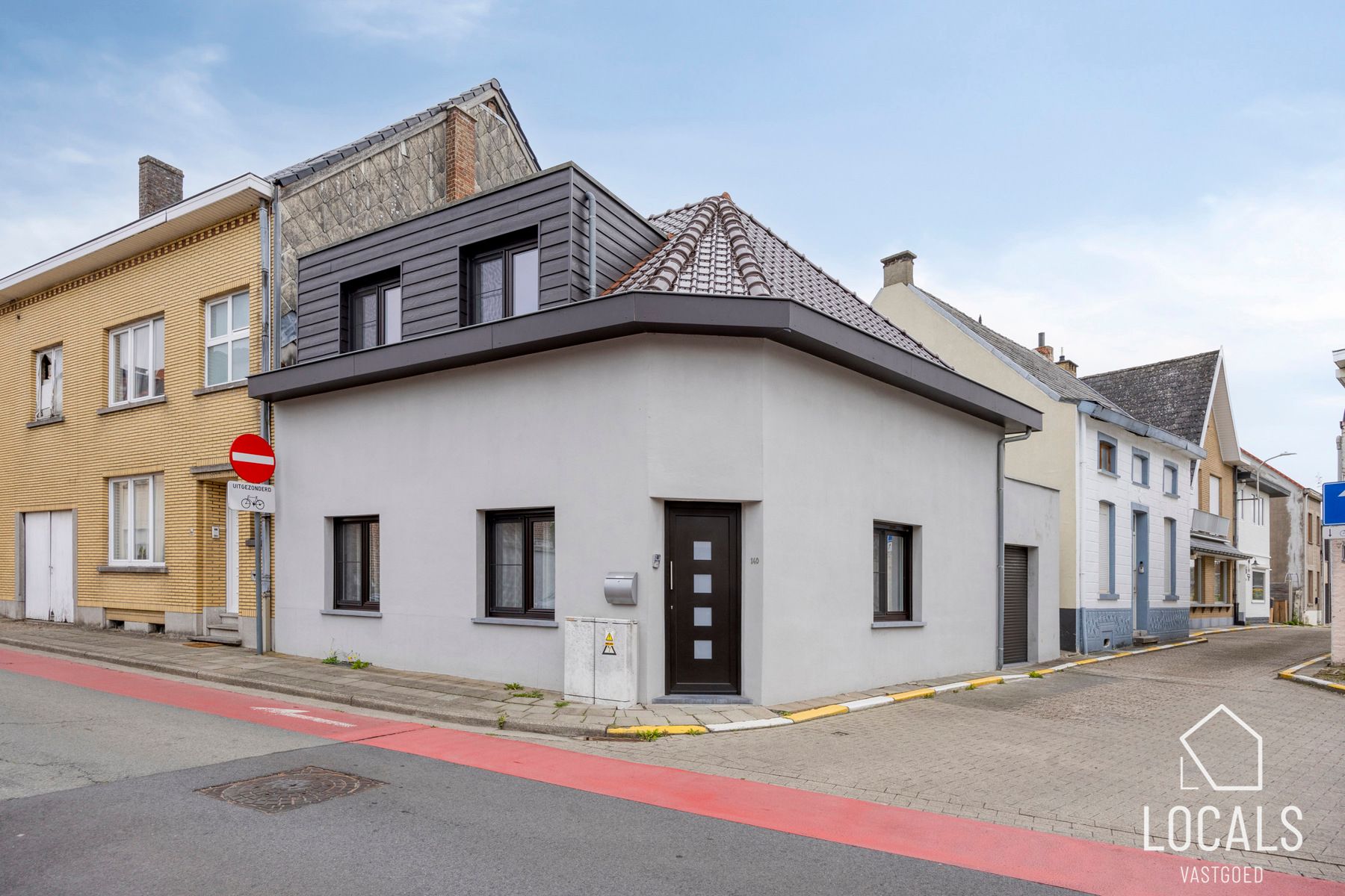 Instapklare gezinswoning te koop in hartje Denderleeuw foto {{pictureIndex}}