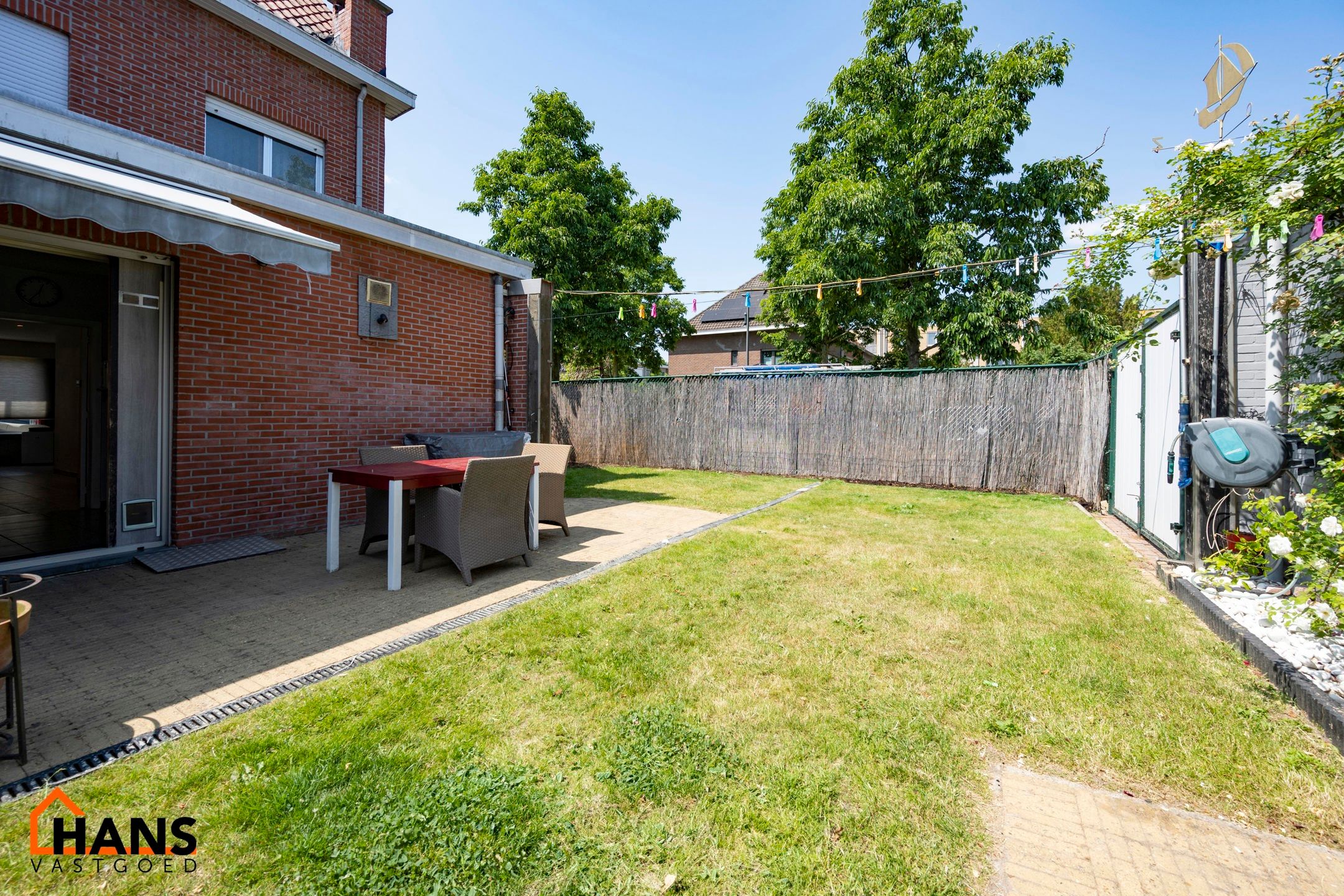 Instapklare halfopen hoekwoning met garage, oprit en tuin. foto 9
