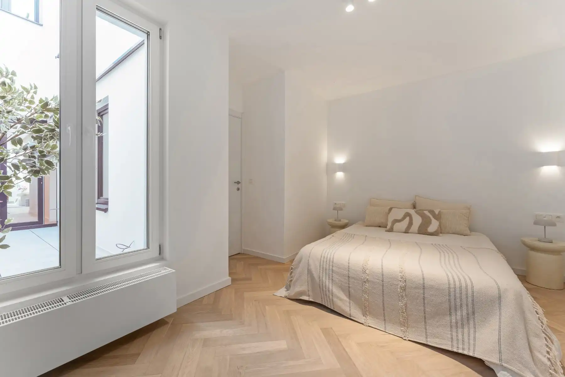 Stijlvol gerenoveerd appartement met stadskoer in Zurenborg foto 17