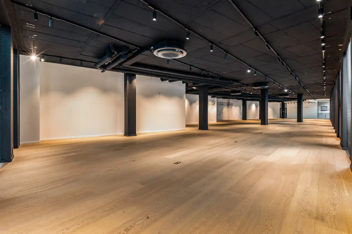 Riant handelspand (723m²) + 5 autostaanplaatsen & garagebox te Wijnegem! foto 9